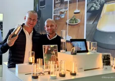 Florian Burghard en Robin Punt (agent) laten de lamp Pulse zien van Sompex. 